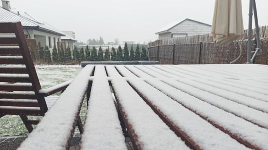 Zima na chwilę do nas wróciła. Od rana w części województwa sypie śnieg [zdjęcia]