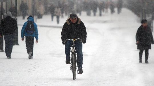 Zima na drogach Lublina i regionu. Śnieg utrudnia jazdę (relacja)