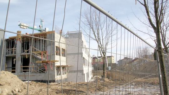 Zima nie przeszkadza w rozbudowie szpitala w Białej Podlaskiej