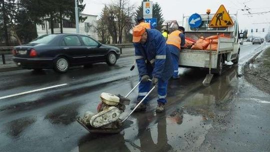 Zima niszczy asfalt. Drogowcy łatali już 30 ulic w Lublinie