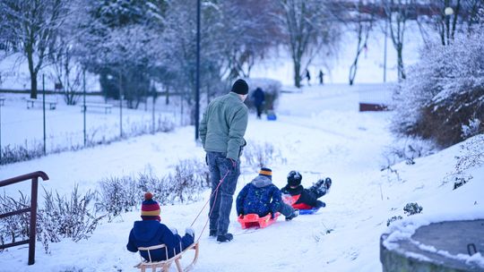 Zima utrapieniem dla kierowców, a fantastyczna zabawa dla dzieci. Zobacz jak Lublinianie korzystają z zimowej pogody Śnieg w Lublinie