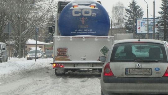 Zima w Lublinie: Ciężarówki zablokowały ulicę Krańcową