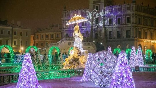 Zima zawitała do Zamościa. Piękny wieczór na Rynku Wielkim. Dzisiaj popada także w Lublinie, ale idzie ocieplenie [zdjęcia]