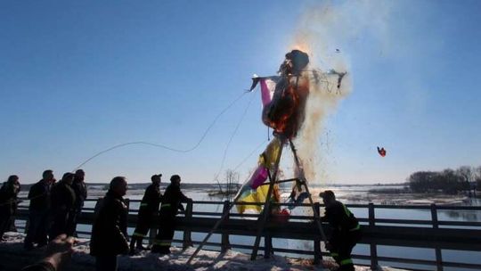 Zimo precz. 8-metrowa marzanna utonęła w Wieprzu (zdjęcia)