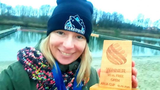 Zimowa pływaczka z chełmskiej Policji. Asp. Iwona Panas na podium międzynarodowych zawodów