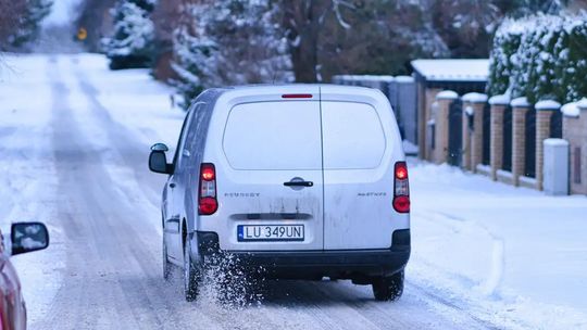 Zimowe warunki na drogach. Jak zadbać o bezpieczeństwo?