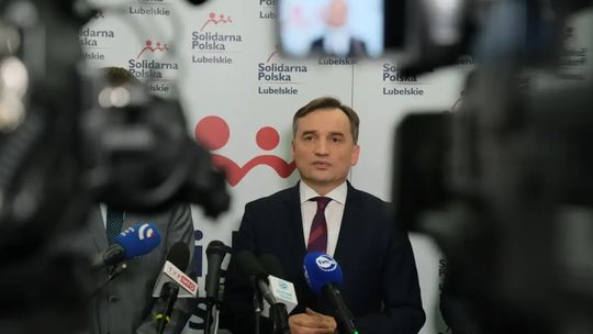 Ziobro nie złoży mandatu i zapowiada walkę z rządem Tuska z Budapesztu