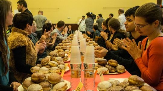 Zjadł 10 pączków w 5 minut i 36 sekund. Rekordu nie pobił