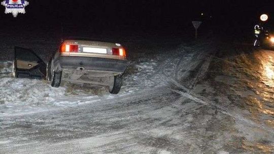 Zjechał autem do rowu. Był kompletnie pijany 