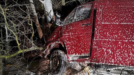 Zjechał do rowu i uderzył w drzewo. Poważnie ranny 29-latek przetransportowany do szpitala