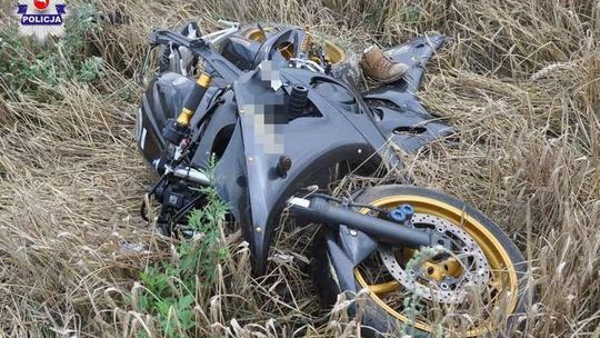 Zjechał motocyklem do rowu, wyrzuciło go na pole. Poważne obrażenia