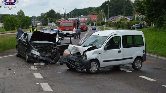 Zjechał na przeciwny pas, dwie osoby w szpitalu 