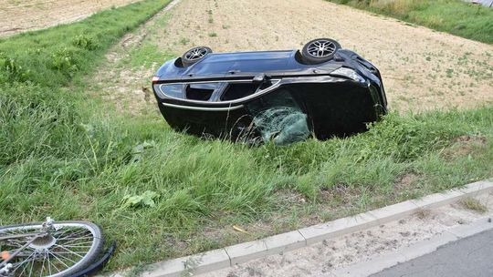 Zjechał z chodnika prosto pod samochód. 76-latek nie żyje