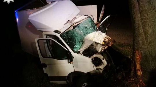 Zjechał z drogi i rozbił samochód na drzewie. Dwie osoby w szpitalu