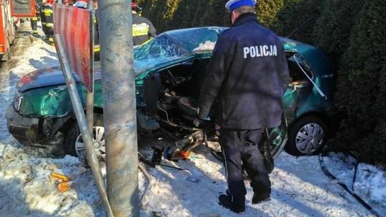 Zjechał z drogi i rozbił samochód na słupie. Kierowca zmarł, pasażer w szpitalu