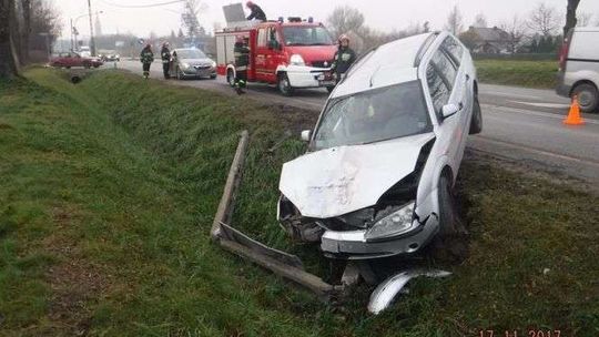 Zjechał z drogi i uderzył w słup 