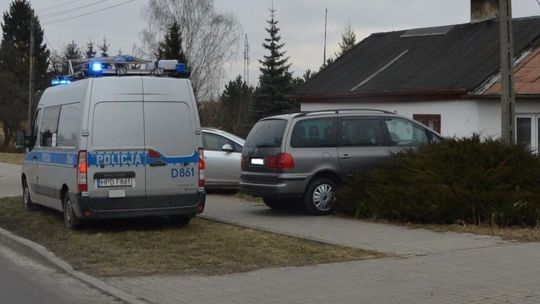 Zjechał z drogi w krzaki. Kierowca nie żyje