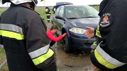 Zjechał z jezdni na ekspresówce i wpadł do rowu