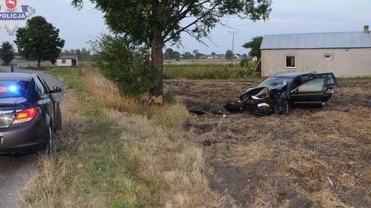 Zjechała z drogi, uderzyła w drzewo. 7 osób w szpitalu
