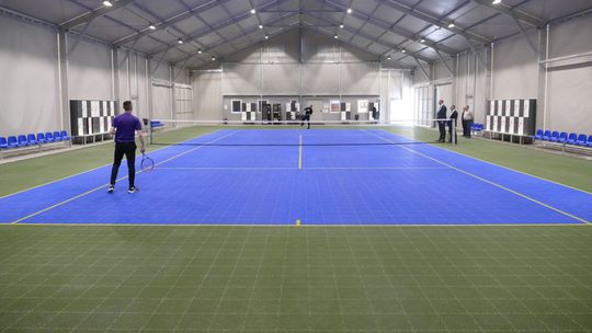 Zjechali łyżwiarze, wbiegli tenisiści. Kort w Opolu Lubelskim już otwarty 