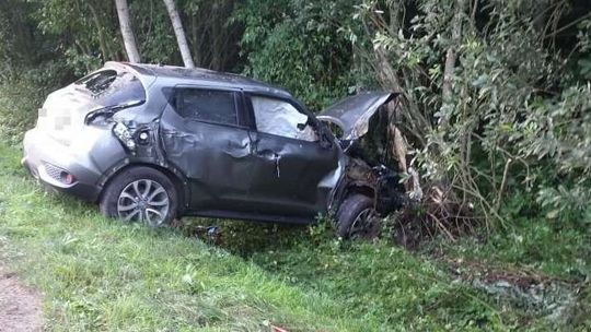 Zjechali z drogi, dachowali i rozbili się na drzewie. Nic im się nie stało, byli pijani