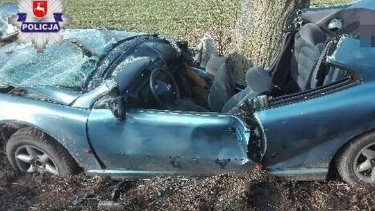 Zjechali z drogi i rozbili się na drzewie. 18-latka zginęła, kierowca w szpitalu