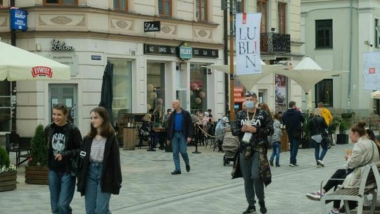Złagodzenie koronawirusowych obostrzeń. Więcej osób podczas zgromadzeń, więcej pasażerów w autobusach