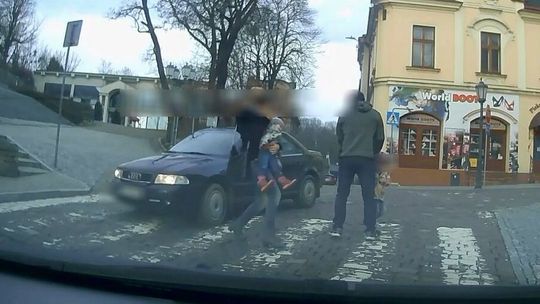 Złapała dziecko i ratowała się ucieczką z przejścia przed samochodem