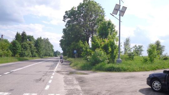 Źle ustawili lampy przy drodze. Gminy zapłacą za przenosiny