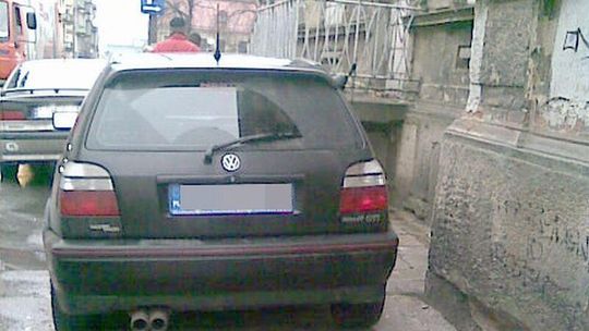 Źle zaparkowane auta przy Niecałej to zmora mieszkańców