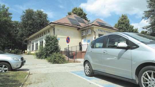 Zlikwidowali miejsca parkingowe dla niepełnosprawnych. Korzystali z nich pacjenci przychodni