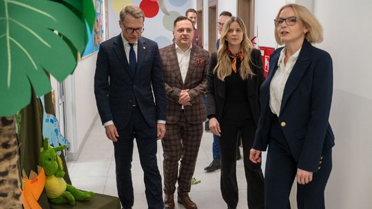 Wiceminister rodziny, pracy i polityki społecznej Aleksandra Gajewska wraz z posłem Michałem Krawczykiem odwiedzili nowy żłobek w Łęcznej. Placówka oferuje nowoczesne sale zajęć, w tym salę zmysłów, i zapewnia opiekę dla najmłodszych mieszkańców regionu, a także wspiera rodziców powracających na ryn