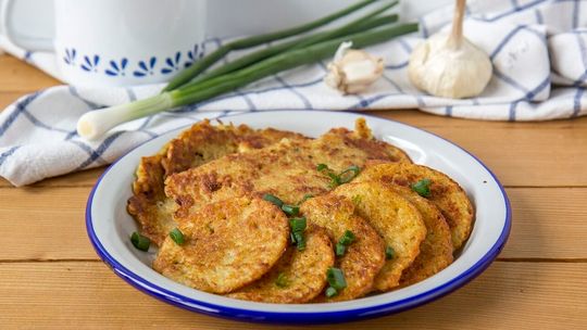 Złociste i chrupiące. Po prostu pyszne. Sprawdzone przepisy na placki
