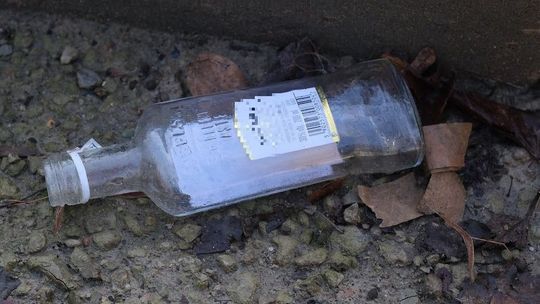 Złodziej miał wyjątkowego pecha. Uciekając z wódką ze sklepu złamał nogę