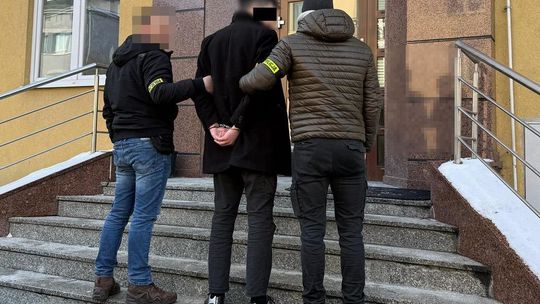 Doprowadzenie podejrzanego przez policjantów do prokuratury