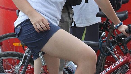 Złodziej okradł rowerzystkę. W trakcie jazdy