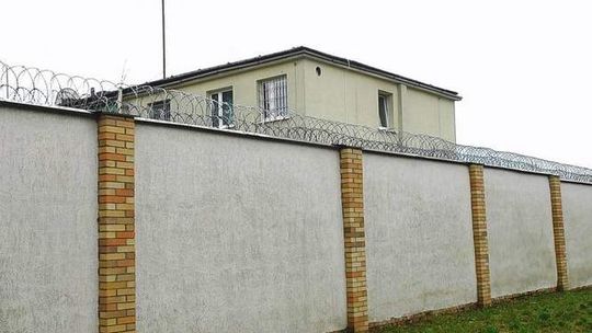 Złodziej przeskoczył mur więzienia i uciekł. Poszukiwania trwają