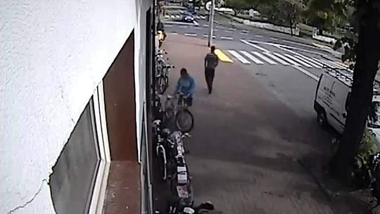 Złodziej roweru w kamerze monitoringu (wideo)