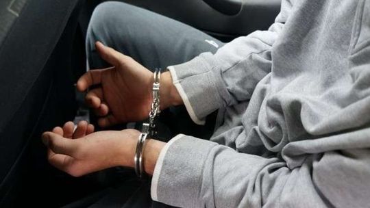 Złodziej uciekając wpadł na drzwi marketu