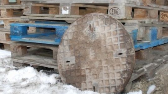 Złodziej ukradł włazy od studzienek kanalizacyjnych
