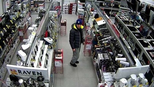 Złodziej w sklepie AGD. Nagrały go kamery