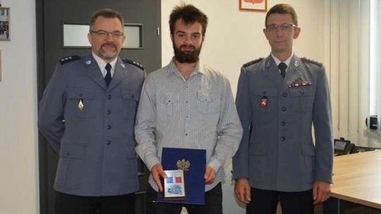 Złodziej wyrwał kobiecie torebkę. Młody mężczyzna ruszył w pościg i go złapał