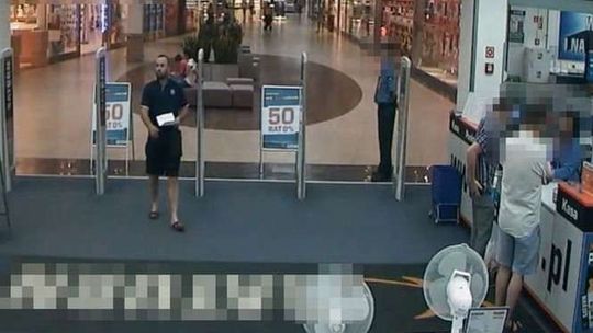 Złodziej z centrum handlowego nagrany przez kamerę (wideo)