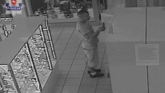 Złodziej z hipermarketu. Ukradł zakupy z szafki depozytowej (wideo)