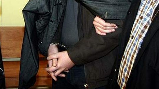 Złodziej z pończochą na głowie uciekał przez rzekę i bagna