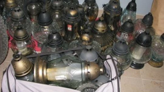 Złodzieje na cmentarzu w Puławach