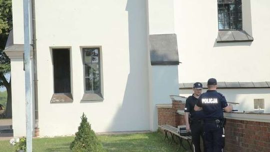 Złodzieje okradli kaplicę w Wąwolnicy. Policjanci szukają zdjęć lub filmów
