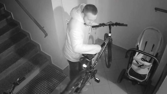 Złodzieje rowerów nagrani przez kamerę monitoringu