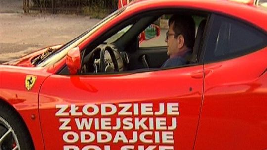 "Złodzieje z Wiejskiej, oddajcie Polskę" - napisał biznesmen na swoim ferrari