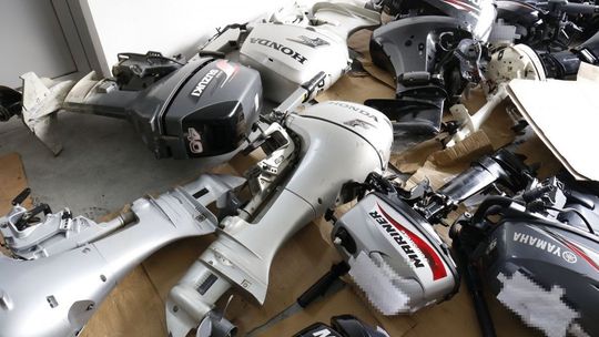 Złodzieje znaleźli sobie niszę. Kradli silniki z łodzi i jachtów motorowych [wideo]